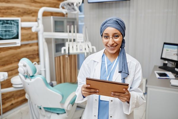 ADA News Advertising - Women Dentist in Exam Roolm